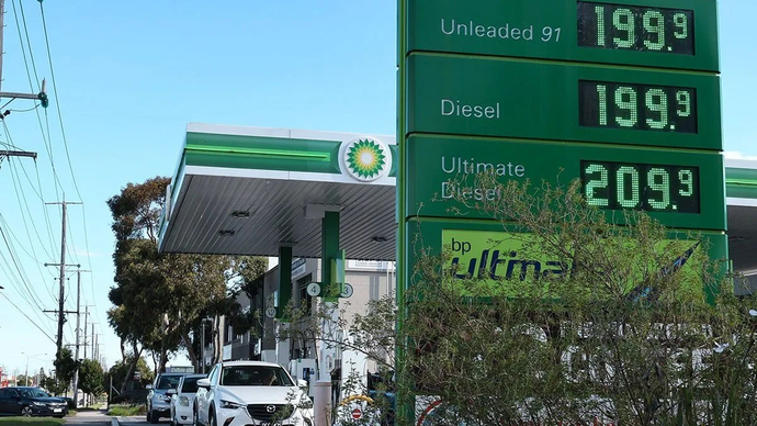 rsip foto - Orang-orang mengantre untuk mengisi bahan bakar kendaraan mereka di Melbourne, Australia, pada 9 Maret 2026. Serangan yang dilancarkan oleh Amerika Serikat dan Israel terhadap Iran telah memicu lonjakan tajam harga minyak global. ANTARA/Jin Cheng/Xinhua)/pri.