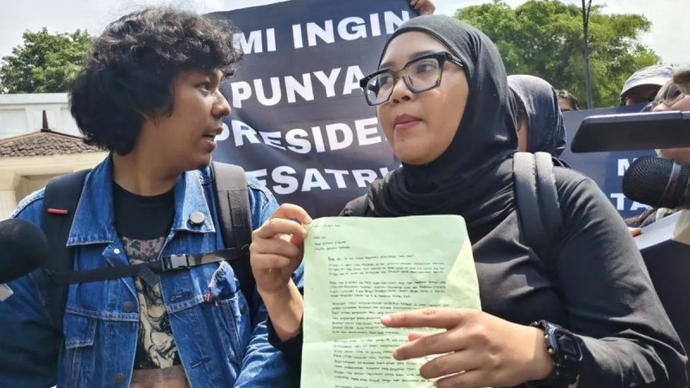 Koordinator KontraS Dimas Bagus Arya (kiri) dan anggota Tim Advokasi untuk Demokrasi (TAUD) Fatia Maulidyanti saat akan menyerahkan surat dari Wakil Koordinator KontraS Andrie Yunus Andrie Yunus kepada Presiden Prabowo Subianto melalui Kementerian Se