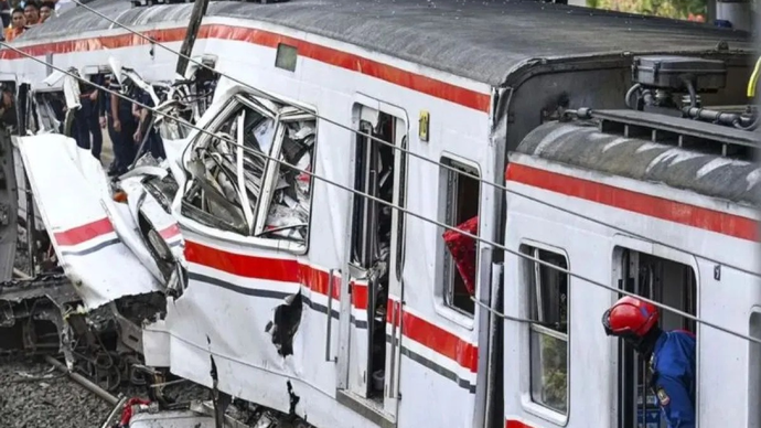 Petugas mengamati gerbong KRL Commuterline dan KA Argo Bromo Anggrek relasi Gambir-Surabaya Pasar Turi pascakecelakaan di Stasiun Bekasi Timur, Bekasi, Jawa Barat, Selasa (28/4/2026). ANTARA FOTO/Galih Pradipta/agr