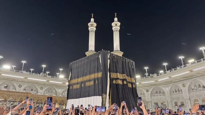 Umat Islam dari berbagai negara mengabadikan proses penggantian kain penutup Ka'bah atau kiswah di Masjidil Haram, Makkah, Arab Saudi.