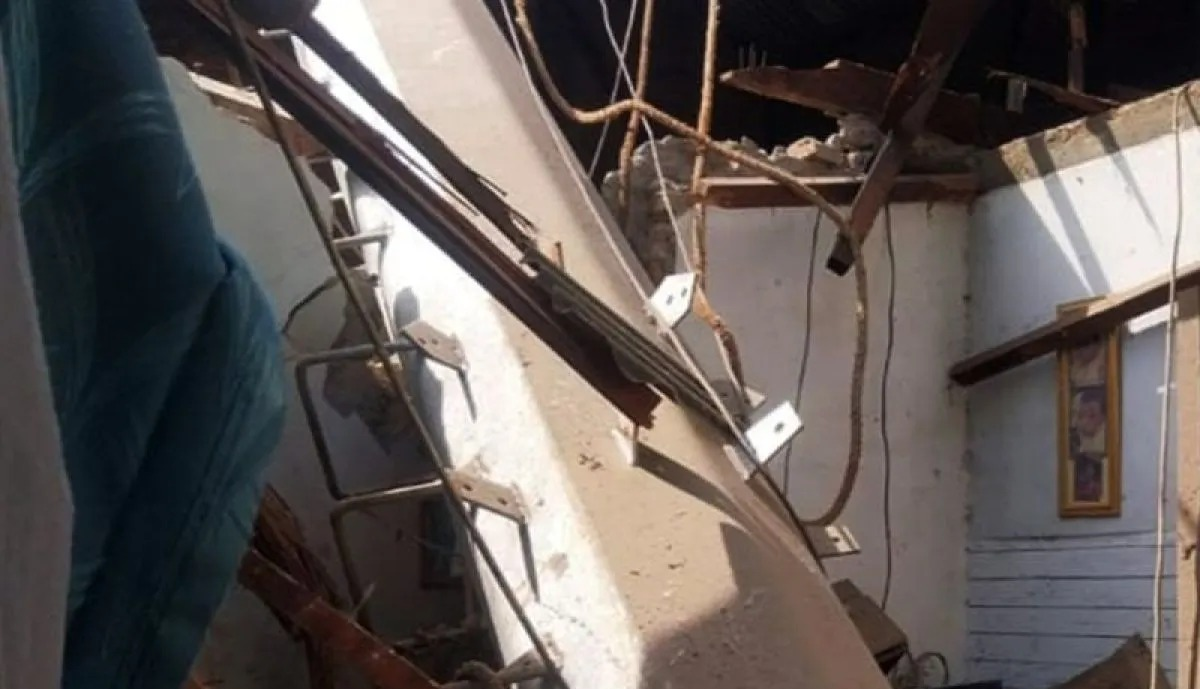 Sebuah tiang provider roboh hingga menimpa dua rumah kontrakan di Jalan KH Hasyim Pondok Cabe, RT 06 RW 01 Kembangan Utara, Kembangan, Jakarta Barat, Sabtu (11/4/2026). ANTARA/Handout/am. <b>(Antara)</b>