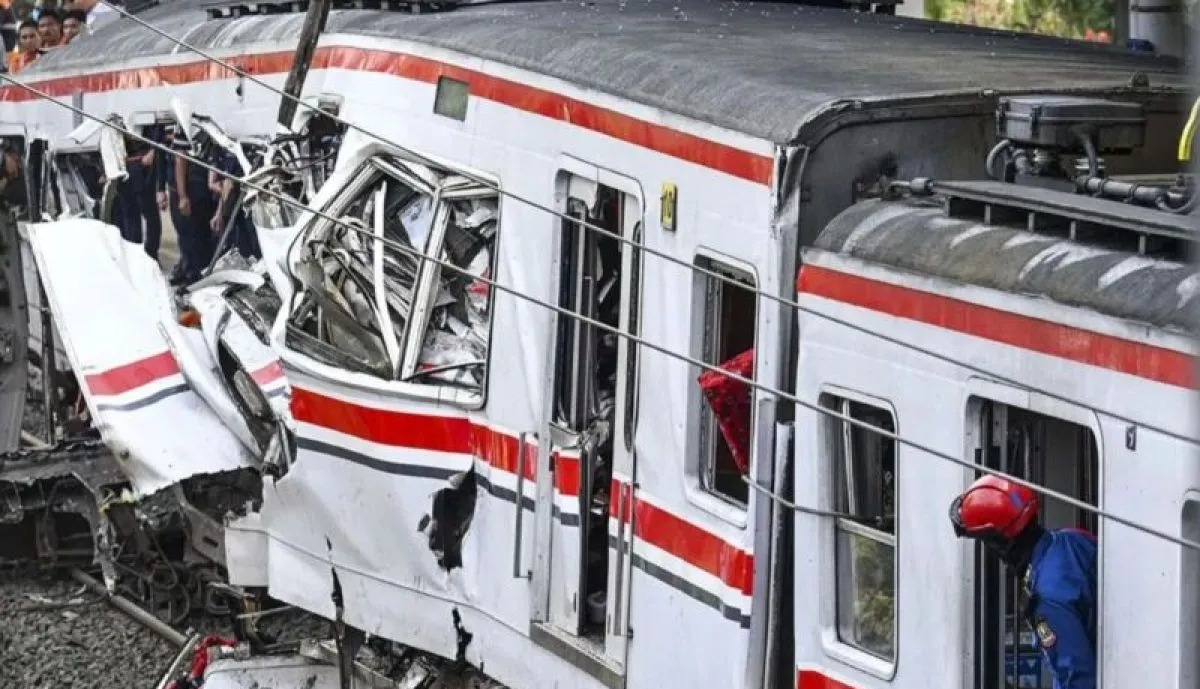 Petugas mengamati gerbong KRL Commuterline dan KA Argo Bromo Anggrek relasi Gambir-Surabaya Pasar Turi pascakecelakaan di Stasiun Bekasi Timur, Bekasi, Jawa Barat, Selasa (28/4/2026). ANTARA FOTO/Galih Pradipta/agr <b>(Antara)</b>