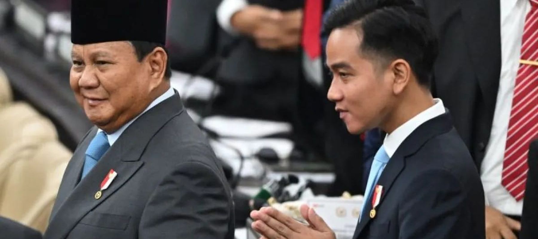 Presiden Prabowo Subianto (kiri) bersama Wapres Gibran Rakabuming Raka (kanan) tiba untuk mengikuti Sidang Tahunan MPR RI dan Sidang Bersama DPR-DPD RI Tahun 2025 di Gedung Nusantara, Kompleks Parlemen, Jakarta, Jumat 15 Agustus 2025. ANTARAFOTO/Riva