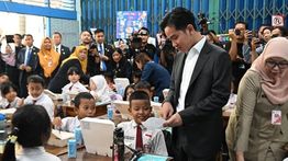 Tinjau Makan Siang Bergizi, Gibran Dapat Surat dari Seorang Siswa SD