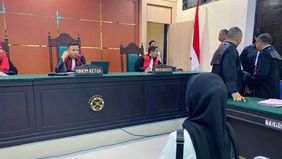 Guru honorer Sekolah Dasar Negeri (SDN) 4 Baito Supriyani menjalani sidang perdana kasus dugaan penganiayaan siswanya di Pengadilan Negeri (PN) Andoolo, Kabupaten Konawe Selatan (Konsel), Provinsi Sulawesi Tenggara (Sultra), hari ini, Jumat (25/10/20