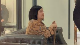 Fiona Handayani, yang sebelumnya menjabat sebagai staf khusus (Stafsus) Menteri Pendidikan, Kebudayaan, Riset, dan Teknologi (Mendikbudristek) Nadiem Anwar Makarim, hadir memenuhi panggilan penyidik Kejagung.