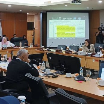 Astrid Kuya Hadiri Rapat DPRD DKI Usai Rumahnya Dijarah Massa