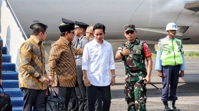 Presiden Terpilih Prabowo Subianto bersama dengan Wakil Presiden Terpilih Gibran Rakabuming Raka di Bandara Adi Soemarmo Solo, Jawa Tengah, Minggu (13/10/2024).