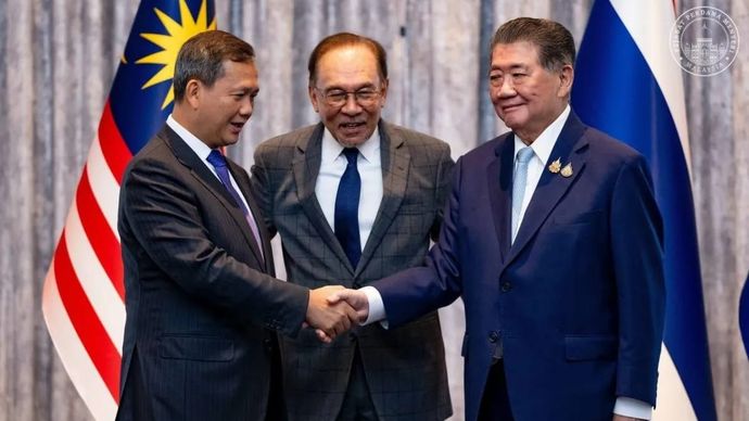 PM Malaysia Anwar Ibrahim menyaksikan kesepakatan damai Pejabat Perdana Menteri Thailand Phumtham Wechayachai dengan Perdana Menteri Kamboja Hun Manet di Putrajaya, Malaysia, Senin, 29 Juli 2025. /ANTARA/HO-Telegram Anwar Ibrahim