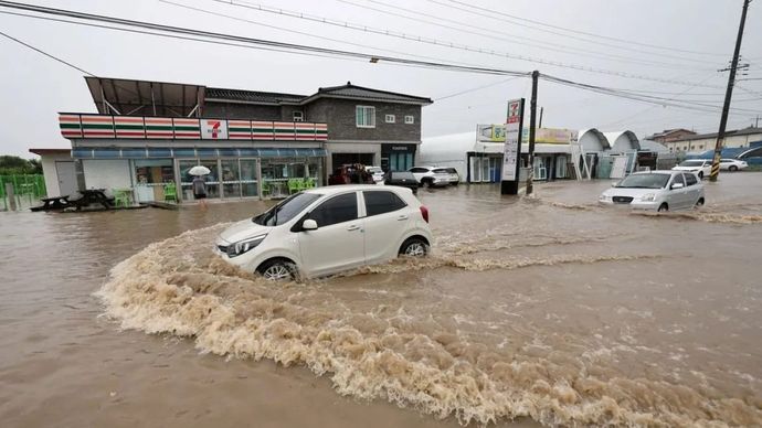 Sejumlah mobil melewati jalan yang banjir akibat hujan lebat di Cheongju, Korea Selatan, Sabtu (15/7//2023). Data dari otoritas setempat menyatakan sebanyak 22 orang tewas, 14 hilang dan ribuan warga dievakuasi akibat hujan deras yang menyebabkan tanah longsor serta meluapnya bendungan. ANTARA FOTO/Yonhap via REUTERS/tom.