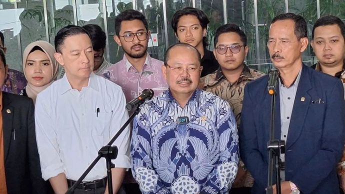 Ketua Komisi Yudisial (KY) Amzulian Rifai (tengah) menerima laporan mantan Menteri Perdagangan Thomas Trikasih Lembong alias Tom Lembong (kiri) di Gedung Komisi Yudisial, Jakarta, Senin 11 Agustus 2025. ANTARA/Fianda Sjofjan Rassat/aa.