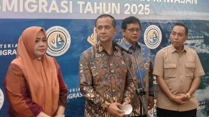 Mentrans M Iftitah Sulaiman Suryanagara (kedua dari kiri) dan Wamentrans Viva Yoga Mauladi (kedua dari kanan) menggelar konferensi pers usai menghadiri Rapat Koordinasi Teknis Pembangunan dan Pengembangan Kawasan Transmigrasi Tahun 2025 di Mataram, NTB, Jumat 29 Agustus 2025. ANTARA/Uyu Septiyati Liman.