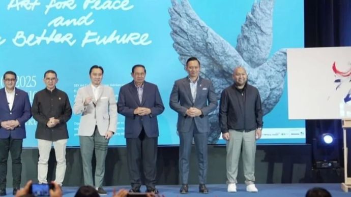 Menteri Kebudayaan Fadli Zon (dua kiri) saat menghadiri pembukaan pameran lukisan persembahan SBY Art Community di 25 Hours Hotel The Oddbird, Jakarta, Sabtu, 6 September 2025.