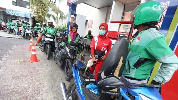 Ilustrasi - Pengemudi ojek online (ojol) antre melakukan pengisian Bahan Bakar Minyak (BBM) jenis pertalite di SPBU Kaliwates, Gajahmada, Jember, Jawa Timur. ANTARA FOTO/Moch Asim/bar/am.