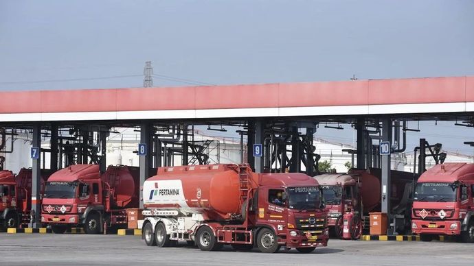 Ilustrasi - Deretan mobil tangki antri mengisi BBM di pompa Fuel Terminal Sei Siak, Jalan Sungai Duku, Pekanbaru, sebelum berangkat mengantar energi ke pelosok negeri, Pekanbaru, Riau, Kamis, 2 Oktober 2025.