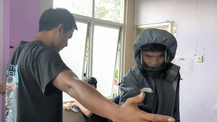 Personel KBRN Gegana Polri memeriksa paparan radiasi Cesium-137 pada masyarakat terdampak di Puskesmas Cikande, Kabupaten Serang, Banten, Rabu (22/10/2025).