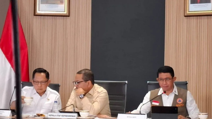 Kepala Badan Nasional Penanggulangan Bencana (BNPB) Suharyanto (kanan) memberikan keterangan pada media terkait Program Hasil Terbaik Cepat (PHTC) bidang pendidikan di Gedung Bina Graha Kantor Staf Presiden Jakarta, Rabu (25/3/2026). ANTARA/Aditya Ramadhan