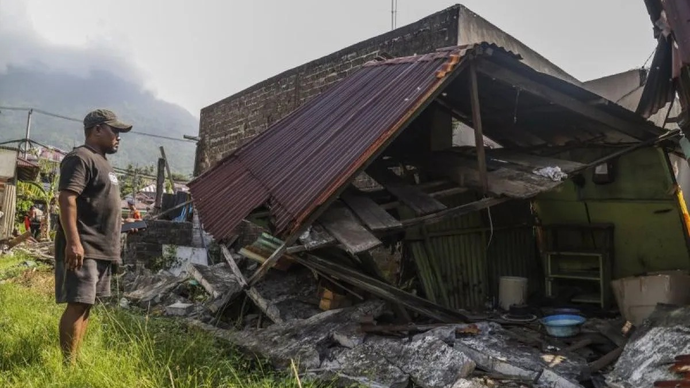 Warga mengamati rumah rusak terdampak gempa magnitudo 7,6 di Kelurahan Gambersi, Ternate, Maluku Utara, Kamis (2/4/2026). ANTARA FOTO/Andri Saputra/rwa.