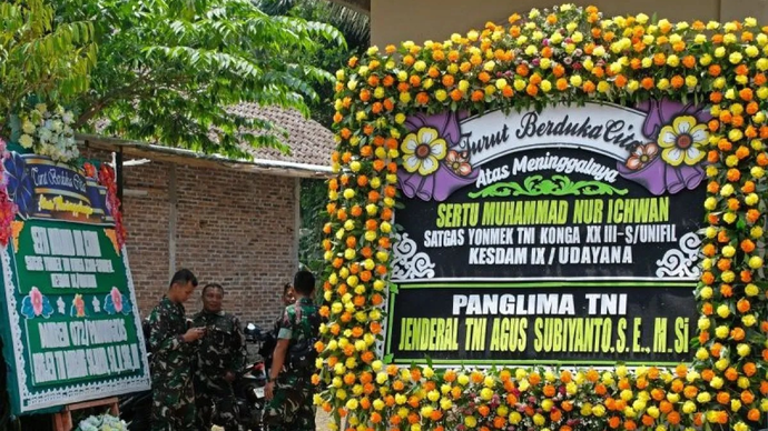 Sejumlah prajurit TNI berjaga di kediaman almarhum Sertu Muhammad Nur Ichwan di Dusun Deyangan, Deyangan, Mertoyudan, Magelang, Jawa Tengah, Rabu (1/4/2026). Sertu Muhammad Nur Ichwan merupakan anggota Pasukan Perdamaian PBB di Lebanon atau United Nations Interim Force in Lebanon (UNIFIL) yang gugur pada Senin (30/3/2026) akibat serangan tentara Israel terhadap pasukan Hizbullah. ANTARA FOTO/Anis Efizudin/foc