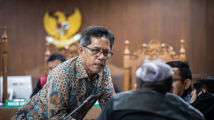 Terdakwa kasus dugaan suap izin pemanfaatan kawasan hutan Dicky Yuana Rady (kiri) berkonsultasi dengan kuasa hukum saat sidang vonis di Pengadilan Tipikor, Jakarta, Kamis (9/4/2026). ANTARA FOTO/Bayu Pratama S/wsj.
