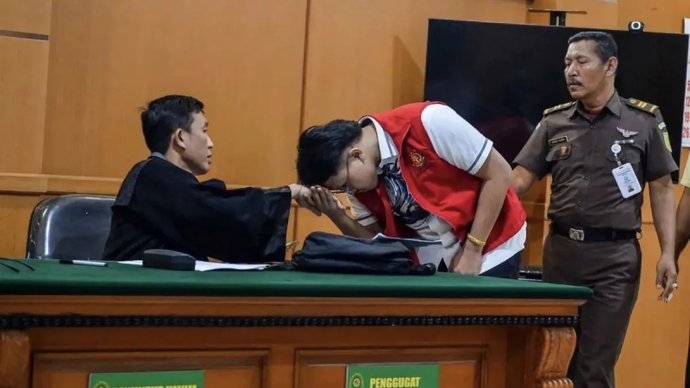 YouTuber Resbob atau Muhammad Adimas Firdaus Putra Nashihan saat menjalani sidang tuntutan di Pengadilan Negeri Bandung, Kota Bandung, Jawa Barat, Senin (13/4/2026). (ANTARA FOTO/Raisan Al Farisi)