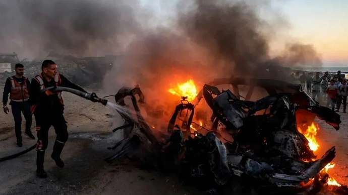 Petugas penyelamat berupaya memadamkan api pada sebuah kendaraan terbakar setelah terkena serangan udara Israel yang menewaskan seorang jurnalis Al Jazeera, di Kota Gaza, Palestina, Rabu (8/4/2026) waktu setempat. ANTARA FOTO/Xinhua/Rizek Abdeljawad/nym.