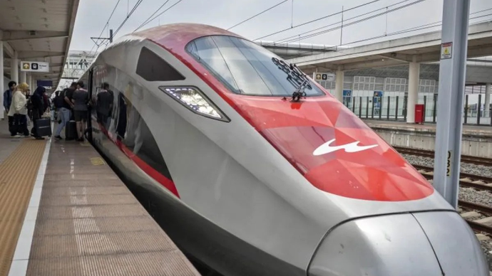 Arsip - Sejumlah penumpang menaiki kereta cepat Whoosh di peron Stasiun Padalarang, Kabupaten Bandung Barat, Jawa Barat, Minggu (29/3/2026). PT Kereta Cepat Indonesia China (KCIC) mencatat penjualan tiket kereta cepat Whoosh pada periode Angkutan Lebaran 2026 atau periode perjalanan 13 hingga 30 Maret 2026 mencapai 293 ribu tiket perjalanan baik dari arah Jakarta maupun Bandung. ANTARA FOTO/Abdan Syakura/nz