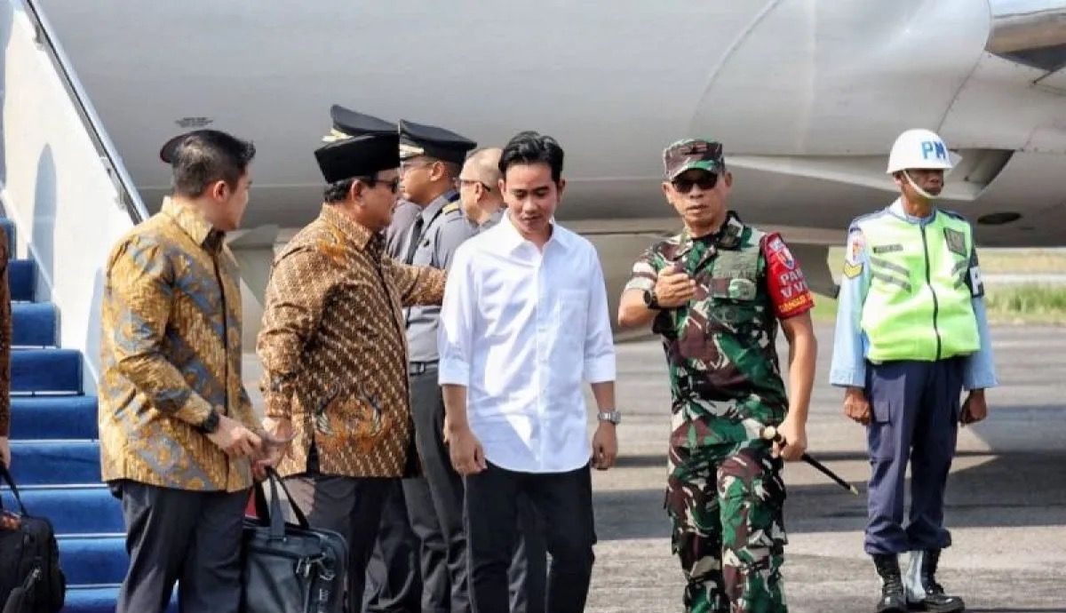 Presiden Terpilih Prabowo Subianto bersama dengan Wakil Presiden Terpilih Gibran Rakabuming Raka di Bandara Adi Soemarmo Solo, Jawa Tengah, Minggu (13/10/2024). <b>(Antara)</b>