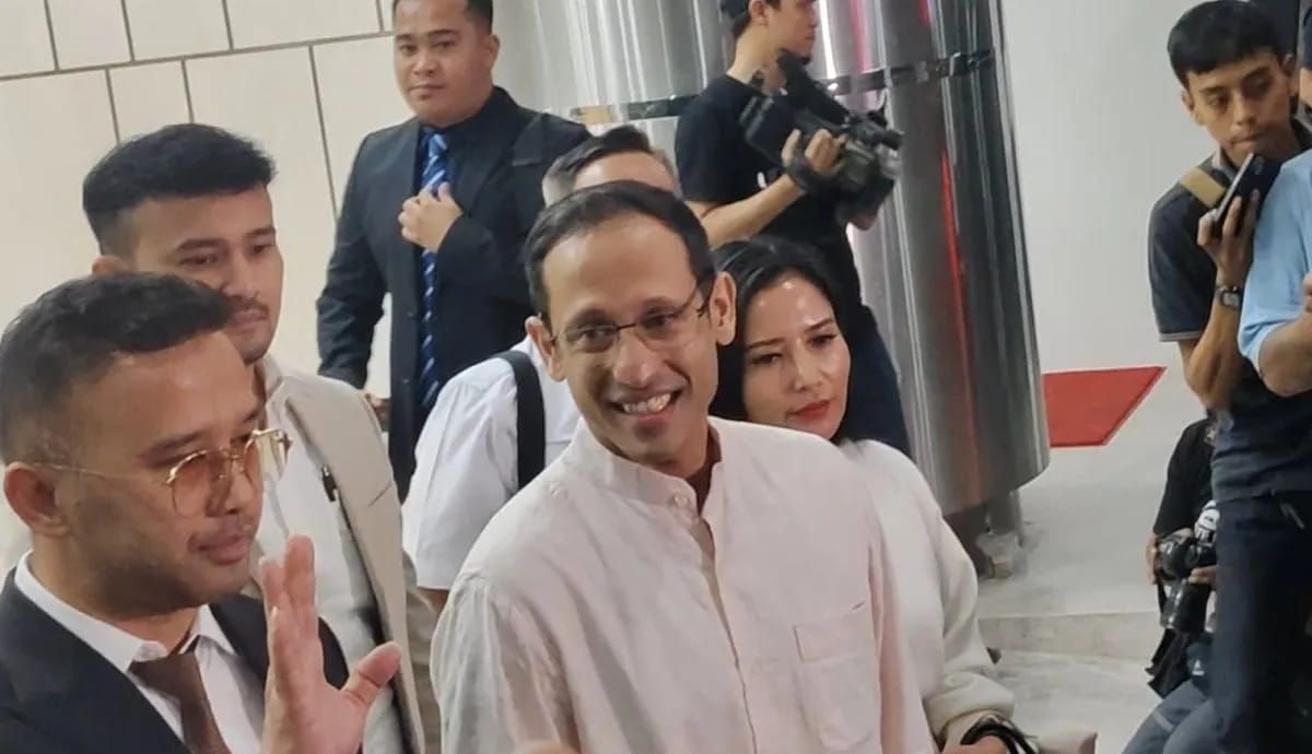 Mantan Menteri Pendidikan, Kebudayaan, Riset, dan Teknologi (Mendikbudristek) Nadiem Makarim menemui awak media di Gedung Jampidsus Kejagung, Jakarta Selatan, Selasa 15 Juli 2025. ANTARA/Nadia Putri Rahmani. <b>(Antara)</b>