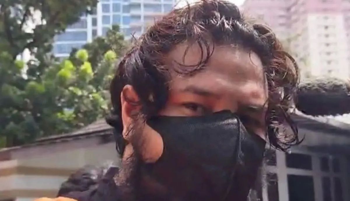 Tersangka kasus penyalahgunaan narkotika Ammar Zoni sesaat sebelum masuk ke dalam mobil Satresnarkoba Polres Metro Jakarta Barat untuk diantarkan dari Kejaksaan Negeri Jakarta Barat (Kejari Jakbar) menuju Rumah Tahanan Negara (Rutan) Kelas I Jakarta  <b>(ANTARA)</b>