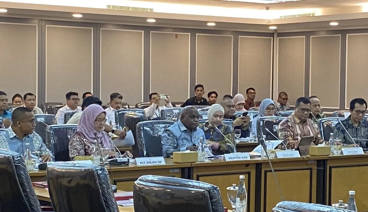 Menteri HAM Natalius Pigai (ketiga kiri) saat rapat kerja dengan Komisi XIII DPR RI di kompleks parlemen, Senayan, Jakarta, Selasa (7/4/2026). ANTARA/Fath Putra Mulya <b>(Antara)</b>