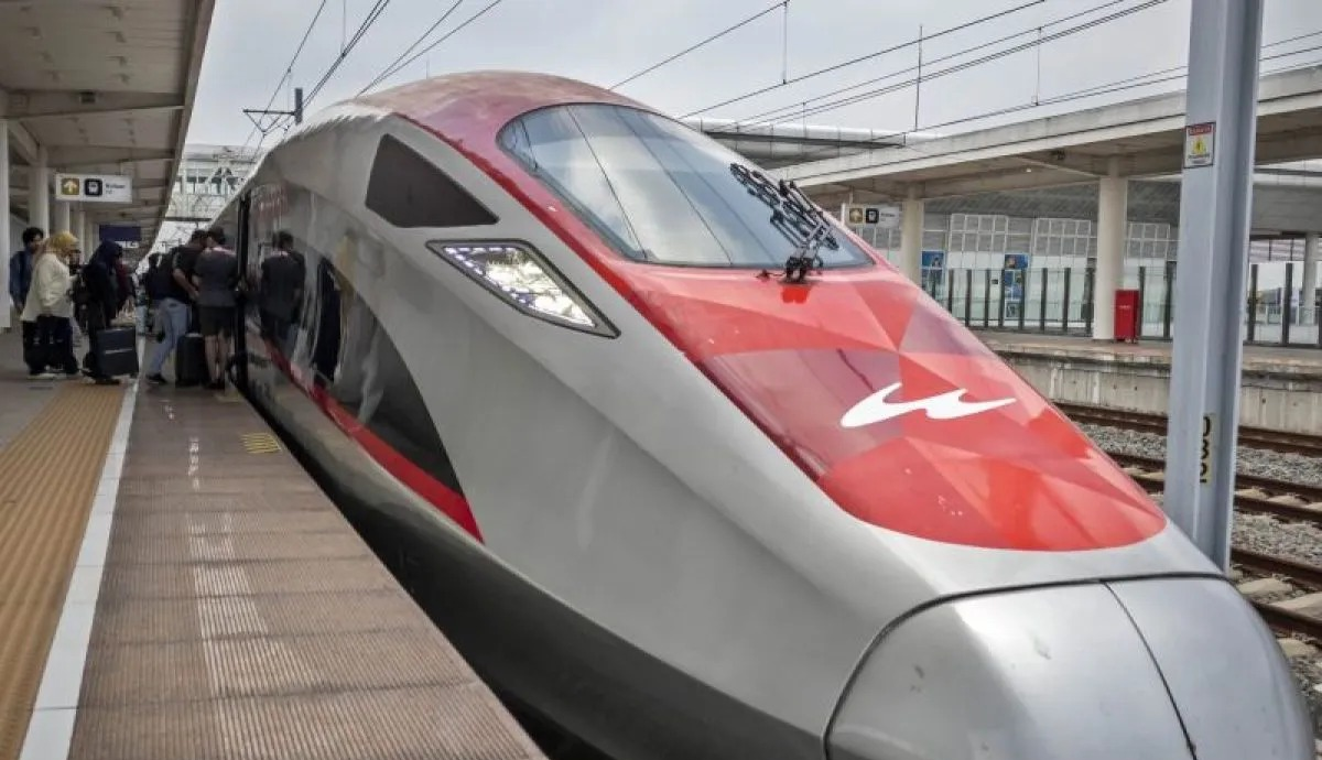 Arsip - Sejumlah penumpang menaiki kereta cepat Whoosh di peron Stasiun Padalarang, Kabupaten Bandung Barat, Jawa Barat, Minggu (29/3/2026). PT Kereta Cepat Indonesia China (KCIC) mencatat penjualan tiket kereta cepat Whoosh pada periode Angkutan Leb <b>(Antara)</b>