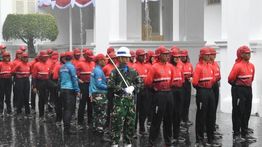 Hujan Deras Tak Surutkan Semangat Paskibraka Geladi Kotor di Istana