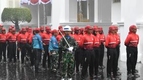 Sebanyak 76 calon Pasukan Pengibar Bendera Pusaka (Paskibraka) bersama ratusan personel TNI dan Polri yang akan bertugas pada Upacara Detik-Detik Proklamasi serta Pengibaran Bendera, tetap melaksanakan geladi kotor di Istana Merdeka, Jakarta, pada Se