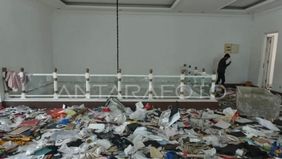 Polisi menangkap belasan orang yang diduga terlibat dalam aksi penjarahan rumah anggota Komisi IX DPR RI Surya Utama alias Uya Kuya di Pondok Bambu, Duren Sawit, Jakarta Timur, pada Sabtu (30/8) malam. Aksi itu juga disertai penyerangan terhadap petu