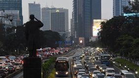 Hujan deras yang mengguyur Jakarta pada Senin sore menyebabkan sejumlah ruas jalan di ibu kota mengalami kemacetan. Direktorat Lalu Lintas Polda Metro Jaya mencatat kepadatan terjadi mulai Jalan Jenderal Sudirman hingga Jalan MH Thamrin.