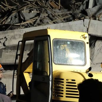 BPBD Kerahkan Ekskavator Evakuasi Korban Musala Ponpes Ambruk di Sidoarjo