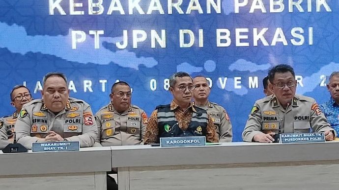 Kepala Rumah Sakit Polri Brigjen Pol Prima Heru Yulihartono (paling kanan) saat jumpa pers terkait identifikasi jenazah korban kebakaran pabrik Bekasi di RS Polri Kramat Jati, Jakarta Timur, Jumat (8/11/2024).