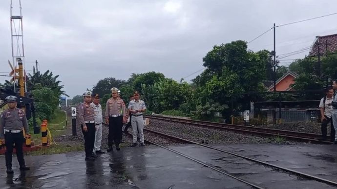 Petugas Kepolisian Resor Magetan dan Jasa Raharja di TKP kecelakaan KA Malioboro Ekspres relasi Purwokerto-Malang dengan tujuh kendaraan bermotor.