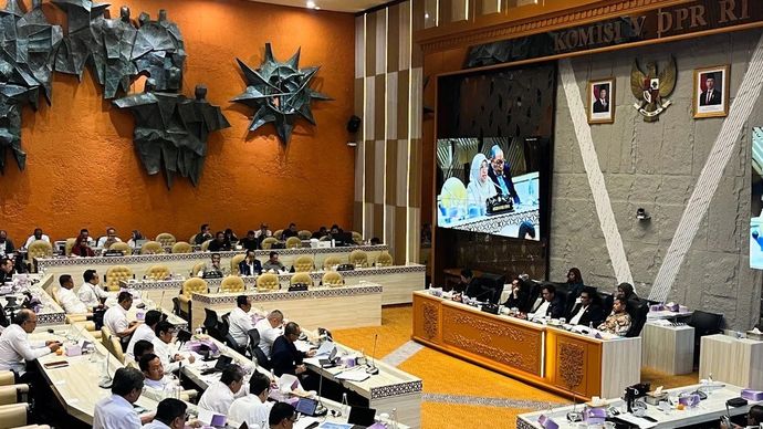 Suasana Rapat Kerja Komisi V DPR RI dengan Menteri Perhubungan (Menhub) Dudy Purwagandhi bersama jajaran Kementerian Perhubungan di Jakarta, Selasa, 8 Juli 2025.
