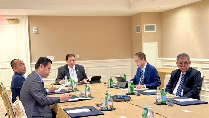 Menteri Koordinator (Menko) Bidang Perekonomian RI Airlangga Hartarto melaksanakan pertemuan secara virtual dengan Komisioner Uni Eropa untuk Perdagangan dan Keamanan Ekonomi Maros Sefcovic, guna mendorong percepatan penyelesaian perjanjian kemitraan ekonomi komprehensif antara Indonesia dan Uni Eropa (IEU-CEPA), Washington DC, AS, Rabu, 9 Juli 2025.