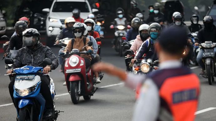 Dinas Perhubungan (Dishub) Provinsi DKI Jakarta mengatur lalu lintas di Jalan Otto Iskandardinata (Otista), Jakarta Timur, Senin, 11 Agustus 2025. Selasa, 12 Agustus 2025.