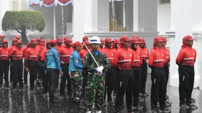 Sebanyak 76 orang calon Paskibraka dan ratusan petugas dari TNI-Polri yang bertugas pada Upacara Detik-Detik Proklamasi serta Pengibaran Bendera tetap melaksanakan geladi kotor di Istana Merdeka, Jakarta, Selasa 12 Agustus 2025, meski diguyur hujan deras.  ANTARA/Galih Pradipta