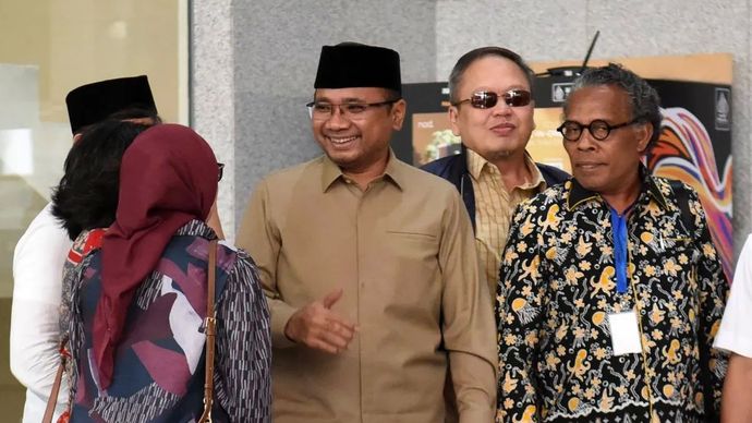 Mantan Menteri Agama Yaqut Cholil Qoumas (tengah) berjalan keluar ruangan usai memenuhi panggilan KPK di Gedung Merah Putih KPK, Kamis, 7 Agustus 2025. Yaqut Cholil Qoumas dimintai keterangan selama sekitar lima jam terkait penyelidikan kasus dugaan korupsi kuota haji khusus 2024.