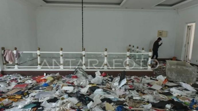 Massa tidak dikenal mengamati rumah Anggota DPR Surya Utama atau Uya Kuya yang berantakan di Pondok Bambu, Jakarta Timur, Minggu, 31 Agustus 2025.