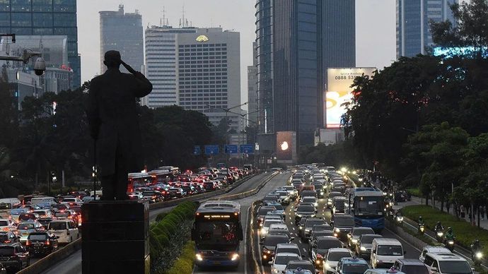 Ilustrasi - Kendaraan terjebak kemacetan di Jalan Jenderal Sudirman, Jakarta, Kamis, 28 Maret 2024.