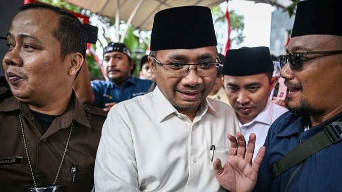 Ilustrasi: Mantan Menteri Agama Yaqut Cholil Qoumas (kedua kiri) berjalan keluar usai menjalani pemeriksaan di Gedung Merah Putih KPK, Jakarta, Senin, 1 September 2025.