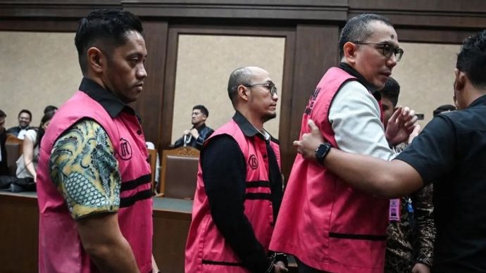 Terdakwa kasus dugaan korupsi tata kelola minyak mentah dan produk kilang Yoki Firnandi (kanan), Agus Purwono (kiri), dan Sani Dinar Saifuddin (tengah).