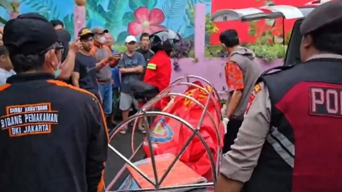 Petugas mengevakuasi korban tewas dalam kebakaran rumah di Jalan Rambutan Timur VI, Tanjung Duren, Jakarta Barat, Jumat (17/4/2026). ANTARA/Risky Syukur/am.