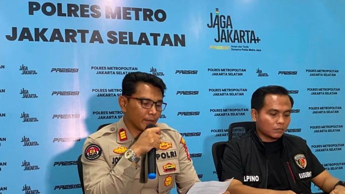 Pelaksana tugas (Plt) Kanit Krimum Satreskrim Polres Metro Jakarta Selatan, Ipda Alpino De Tech (baju hitam) memberikan keterangan terkait peneror bom di SDN Srengseng Sawah 15 Pagi, Jagakarsa, Jakarta Selatan, Senin, 13 Juli 2026.